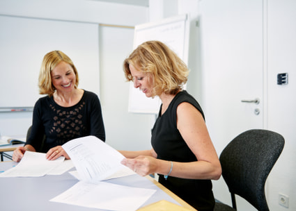 Zwei Mitarbeitende im Gespräch Deux collaboratrices en conversation